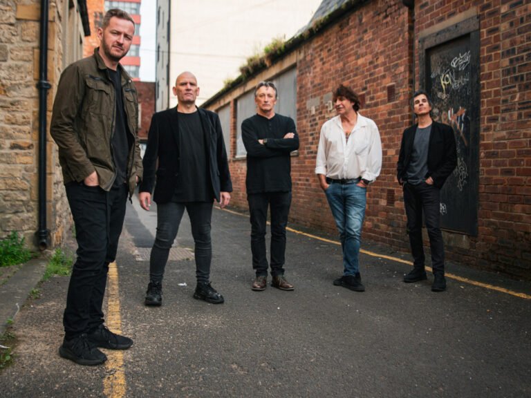 "The Chameleons: La Banda de Culto Británica que Debuta en Buenos Aires"