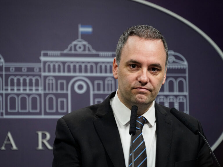 Javier Milei: Medidas en Vivo – El Gobierno Reabre Sala de Prensa y Manuel Adorni Ofrecerá Conferencia
