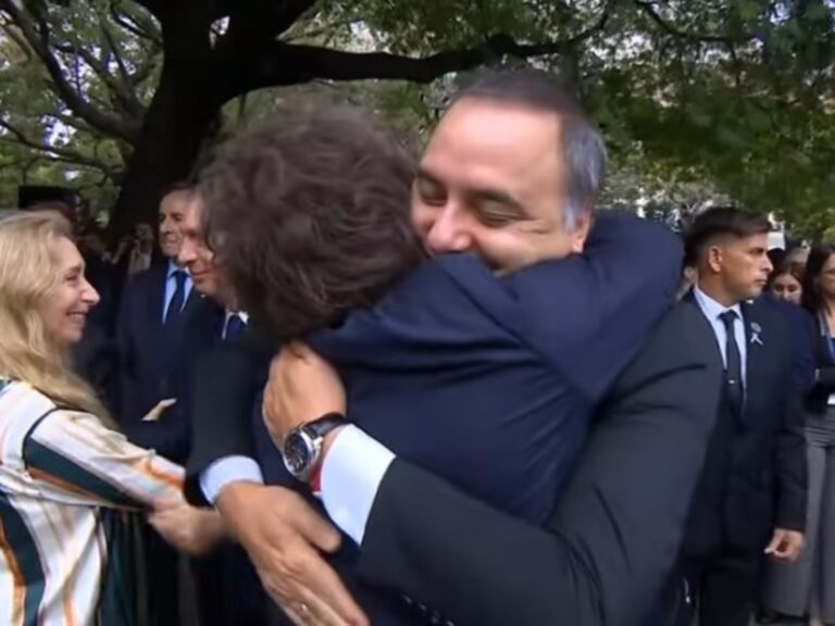 Javier Milei regresa hoy al país tras su viaje a Los Ángeles para defender a Adorni en medio del escándalo de los viajes y propiedades, ¡sigue la cobertura EN VIVO!