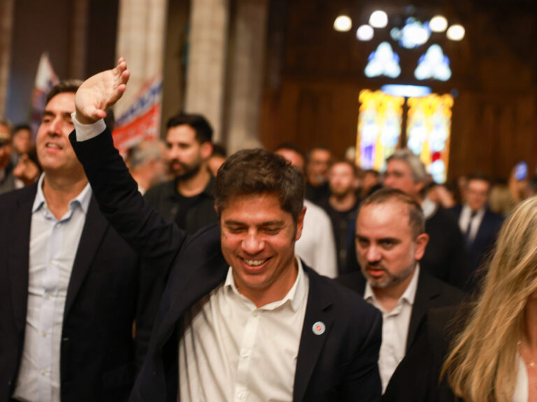 Kicillof y su apoyo sindical: Macri se mueve y todos buscan un outsider