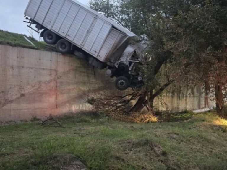 Impactante choque de camiones en la autopista: uno quedó en peligro de caer a la carretera