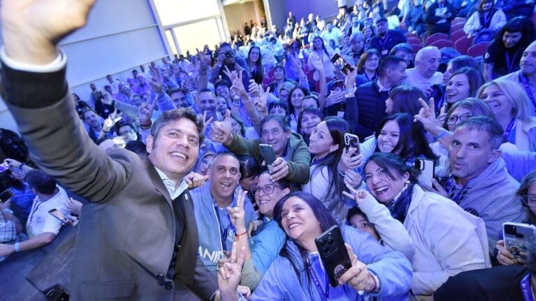 Kicillof en Córdoba: Agenda gremial y críticas a Milei sin incomodar a Llaryora