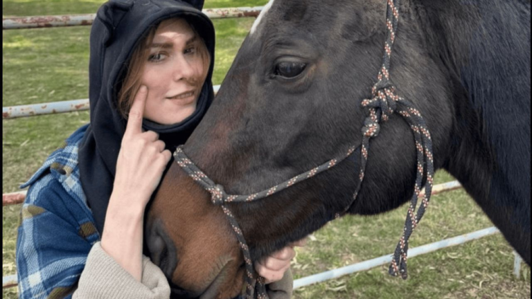 Lilia Lemoine sufre hinchazón en el pómulo tras un accidente al «cabalgar a pelo»