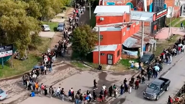 Más de 10 cuadras de fila y acampe nocturno en busca de 60 empleos en un frigorífico de Moreno