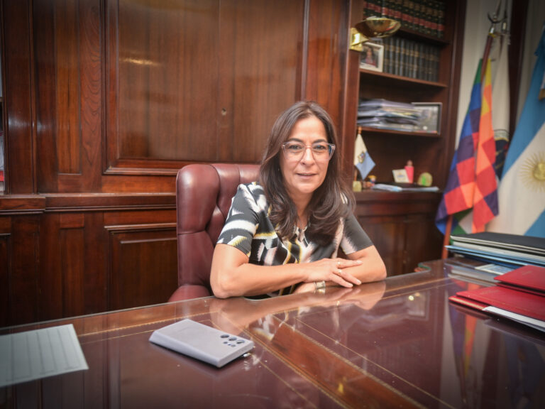 Senadora propone ley para asegurar salas de prensa en los tres poderes del Estado ante el conflicto con la prensa
