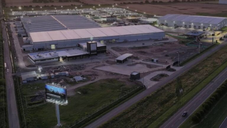 Mercedes Benz inaugura en Zárate su planta de camiones y buses con una inversión de 110 millones de dólares.