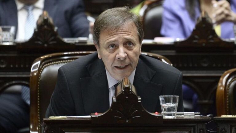 “Zago: ‘Adorni engañó en política, se presentó como blanco y resultó gris oscuro’”