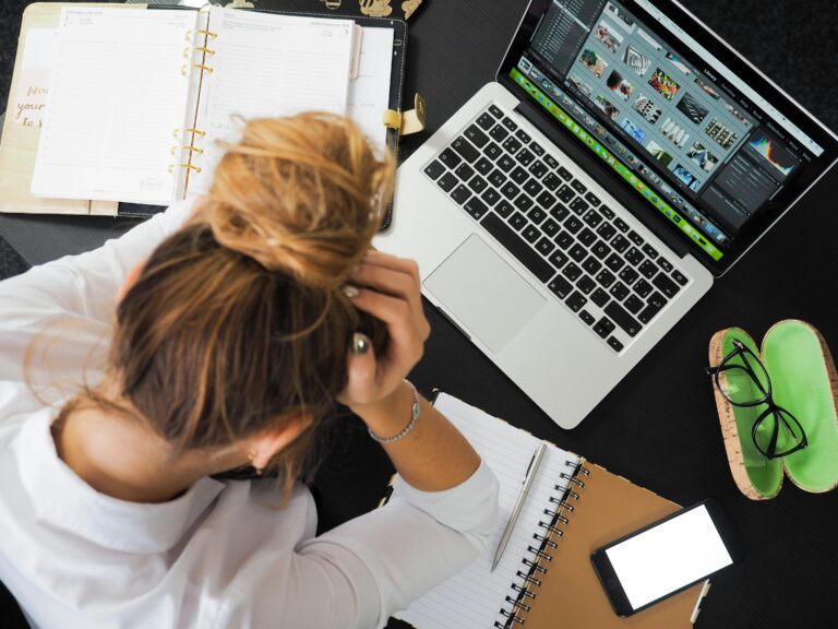 Cómo el estrés laboral afecta tu digestión