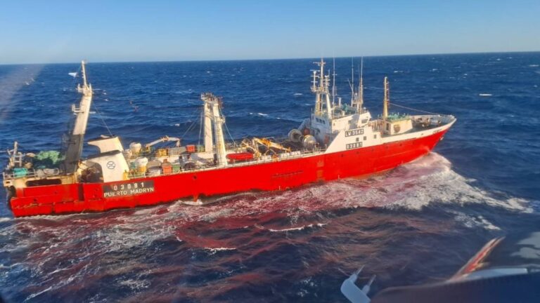 Aeroevacuación: Tripulante de buque pesquero en Puerto Deseado con múltiples fracturas