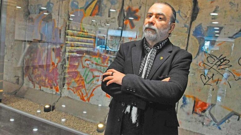 Reynaldo Sietecase genera controversia al regalar sus premios Martín Fierro: ‘No tienen valor para mí’