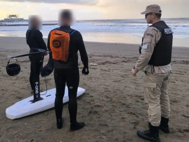 Rescate Heroico de Dos Deportistas Durante la Tormenta en Mar del Plata
