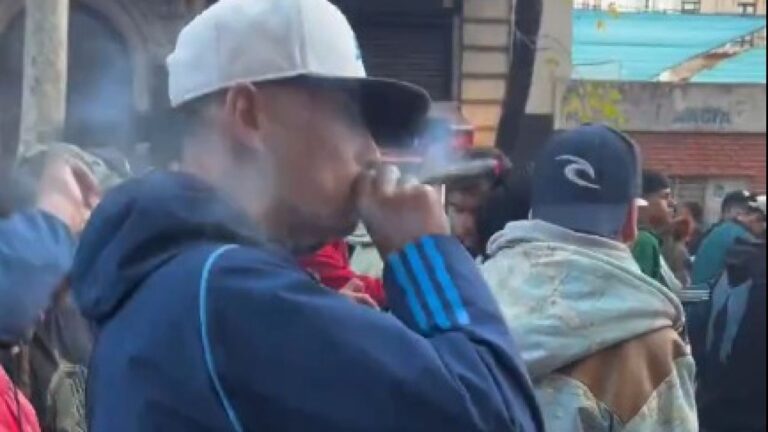 Desmienten imágenes de jóvenes fumando marihuana en la marcha universitaria: ¡Son fake news!