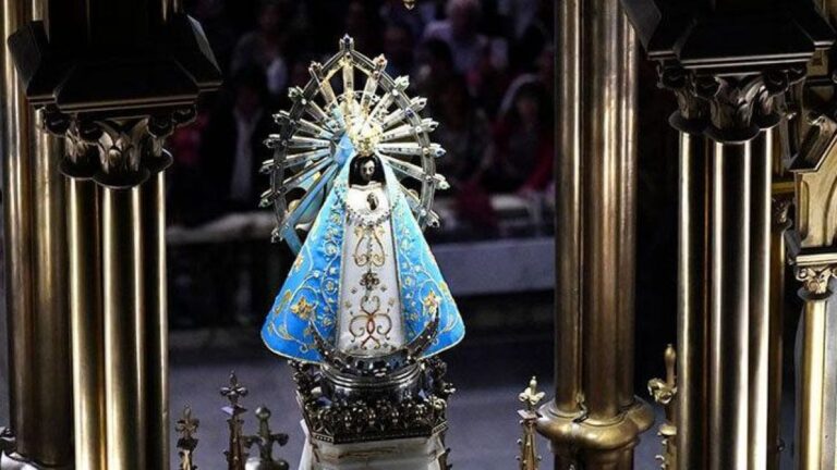 El Ritual de Vestir a la Virgen de Luján: ¿Qué se hace con sus Telas?