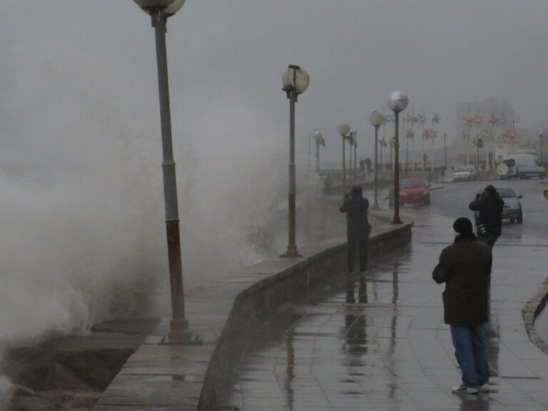 Fuerte ciclón extratropical azota la Costa Atlántica: olas de más de 7 metros y balnearios devastados, alerta naranja vigente