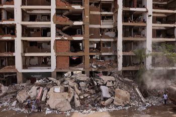 La presidenta encargada explicó que el programa incluirá la construcción de nuevos complejos habitacionales y la recuperación de edificios que quedaron inconclusos (REUTERS)