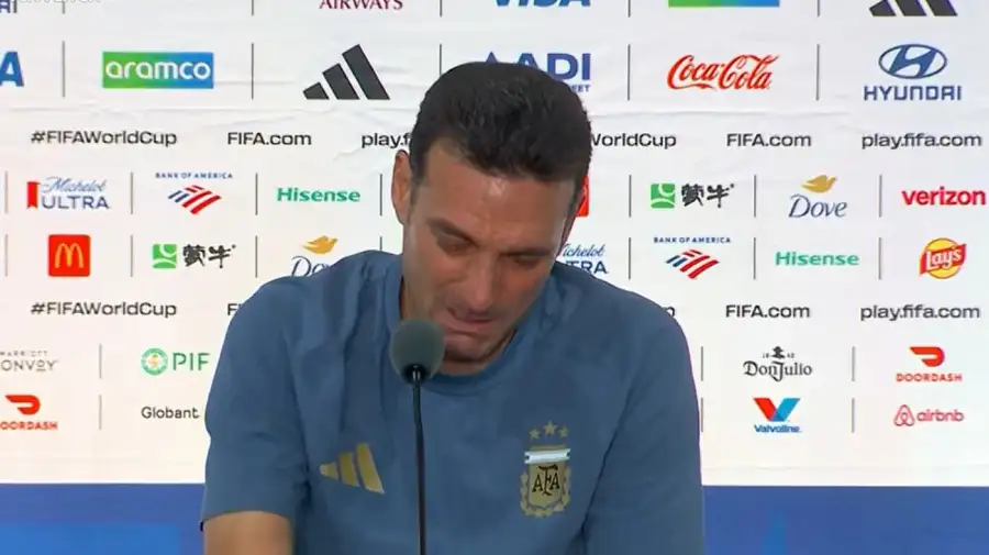 Lionel Scaloni llorando en la conferencia de prensa