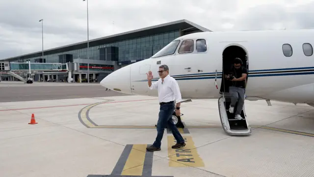 Hernández llegando al aeropuerto de Palmerola.