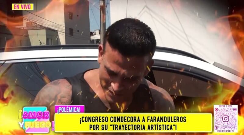 Dorita Orbegoso y Fiorella Rodríguez siendo reconocidas.