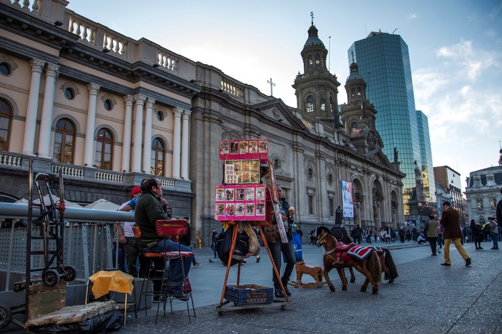 Vida urbana en la Plaza de Armas de Santiago
