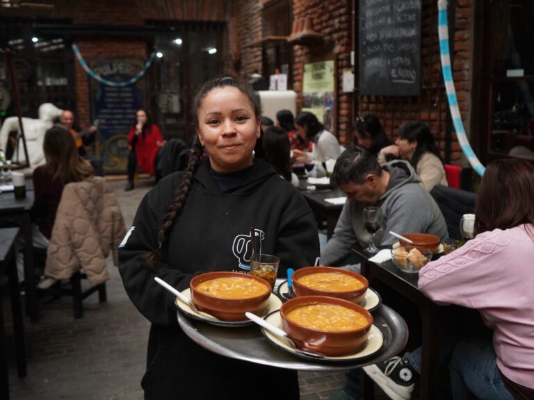 Reabre en San Telmo una icónica pulpería de 310 años: ¡disfruta de choripán, bondiola y pastel de papa a diario!