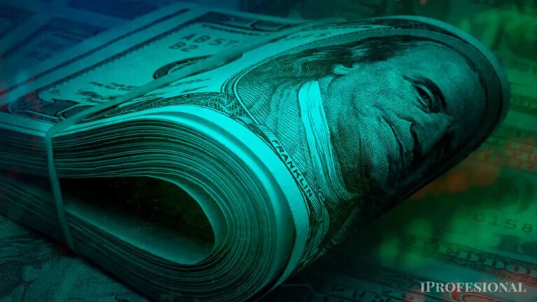 Inversores alertan: la política podría afectar al dólar y disparan la cobertura cambiaria