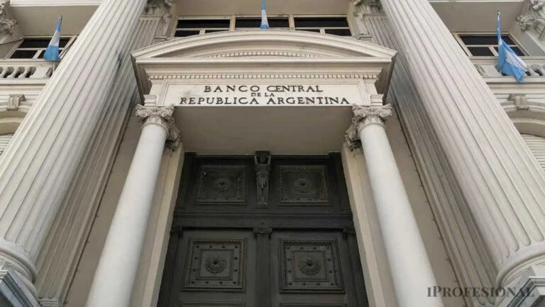Nuevas medidas del BCRA: bancos podrán prestar hasta el 15% de sus depósitos en dólares a empresas