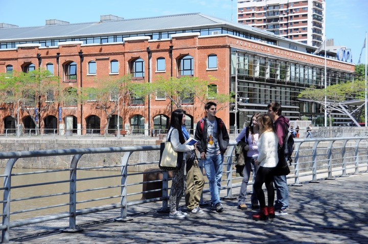 Estudiantes de la UCA, en Puerto Madero.