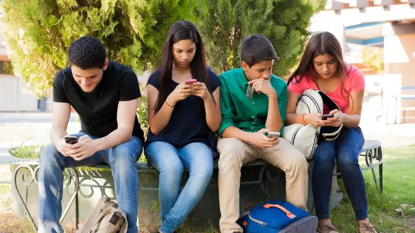 Especialistas alertan que prohibir redes sociales no alcanza para proteger a niños