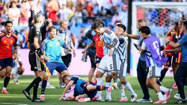 Leandro Paredes es apartado por sus compañeros mientras un jugador español yace en el suelo a sus pies.