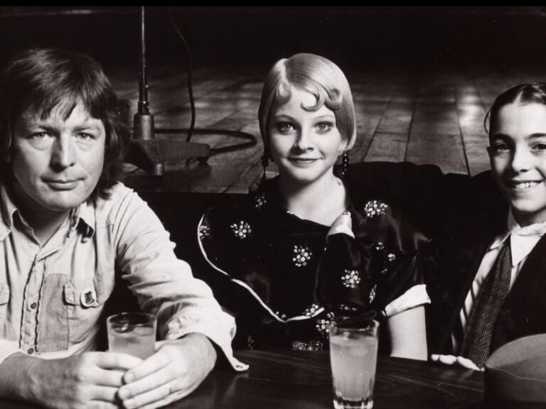 ¡Celebra los 50 años de Bugsy Malone: Gangsters, Niños y Ametralladoras de Crema!
