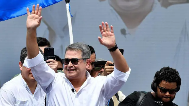 Juan Orlando Hernández saludando a simpatizantes.