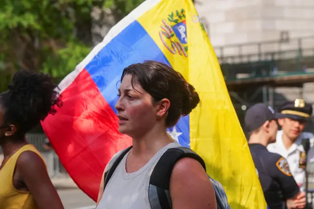 Manifestantes frente al tribunal en Nueva York