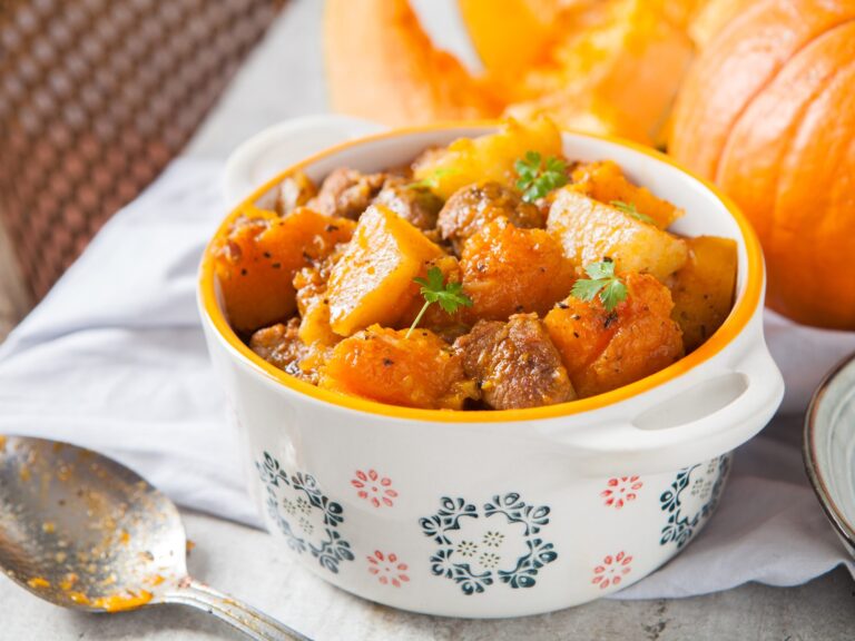 Delicias Calientes y Saludables: Estofado de Calabaza, Pastel de Carne y Fideos Vegetarianos