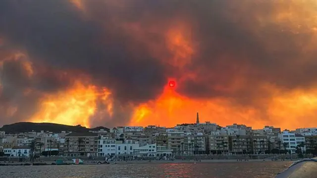 El fuego devora la vegetación detrás de un paisaje costero en Andalucía.
