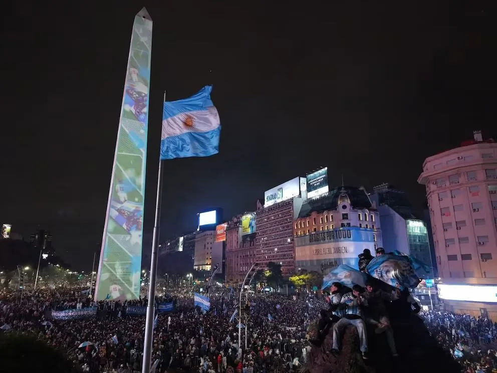 Hinchas en el Obelisco