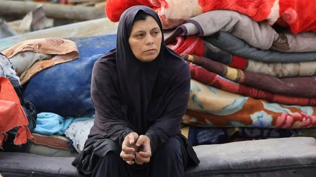 Una mujer palestina sentada
