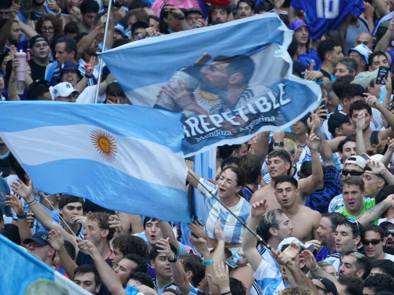 El Origen de las Canciones de Cancha: Entre Anonimato y el Legado de Sergio Denis