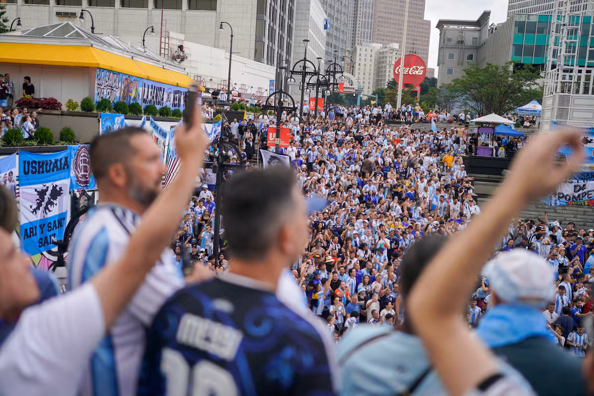 banderazo-de-hinchas-argentinos-en-la-previa-al-J3O5MKAXSNDKZDNE262QNUKJPE.jpg