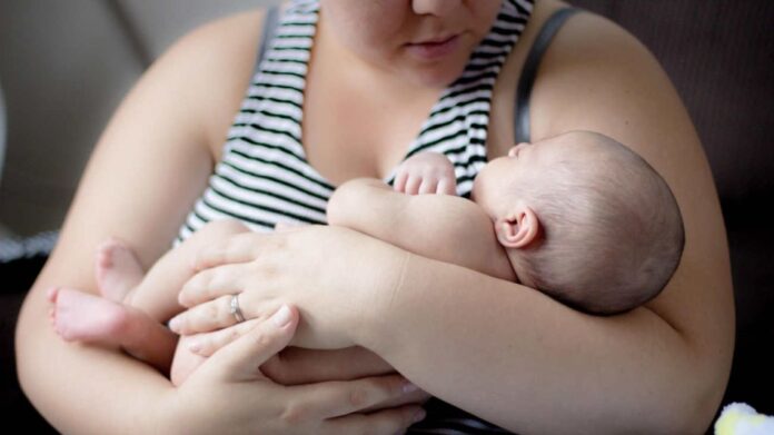 bebe-recien-nacido-con-su-mama-08072026-2279103.jpg