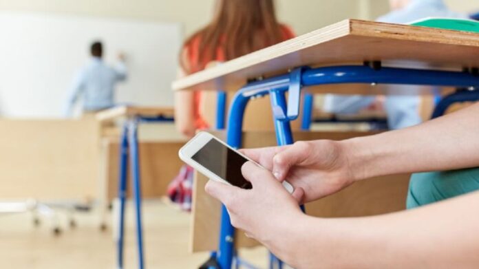 cordoba-debate-prohibir-el-uso-de-celulares-en-escuelas-municipales-2231447.jpg