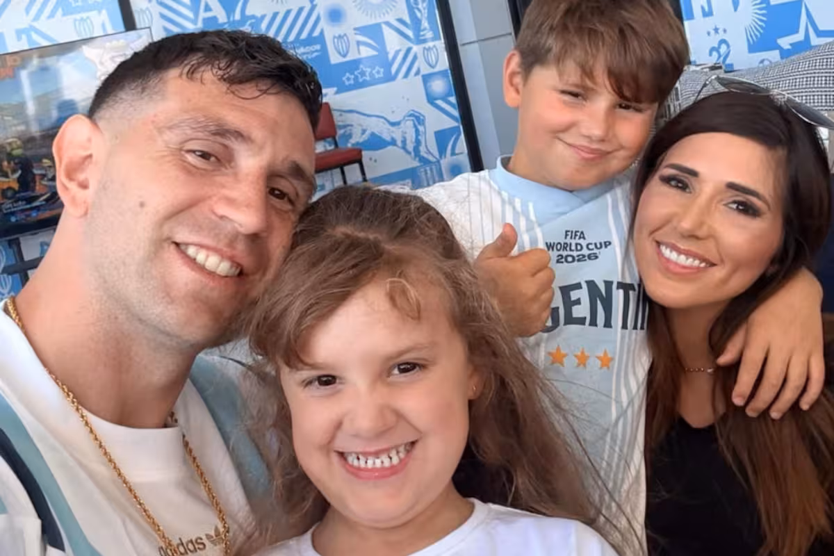 el-dibu-martinez-junto-a-su-esposa-mandinha-y-sus-DP2K4TYXT5EOFHNRIISHBAGPII.png