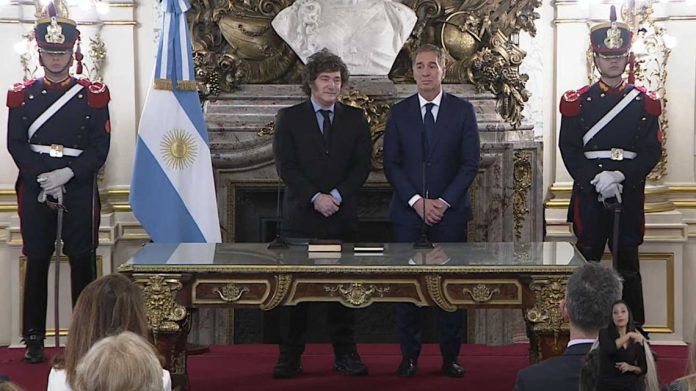 el-presidente-javier-milei-toma-juramento-al-nuevo-jefe-de-gabinete-diego-santilli-30062026-2272377.jpeg