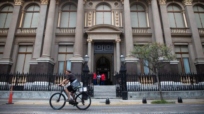 fotogaleria-un-hombre-circula-en-una-bicicleta-frente-a-la-sede-del-banco-central-de-la-republica-ar.jpeg
