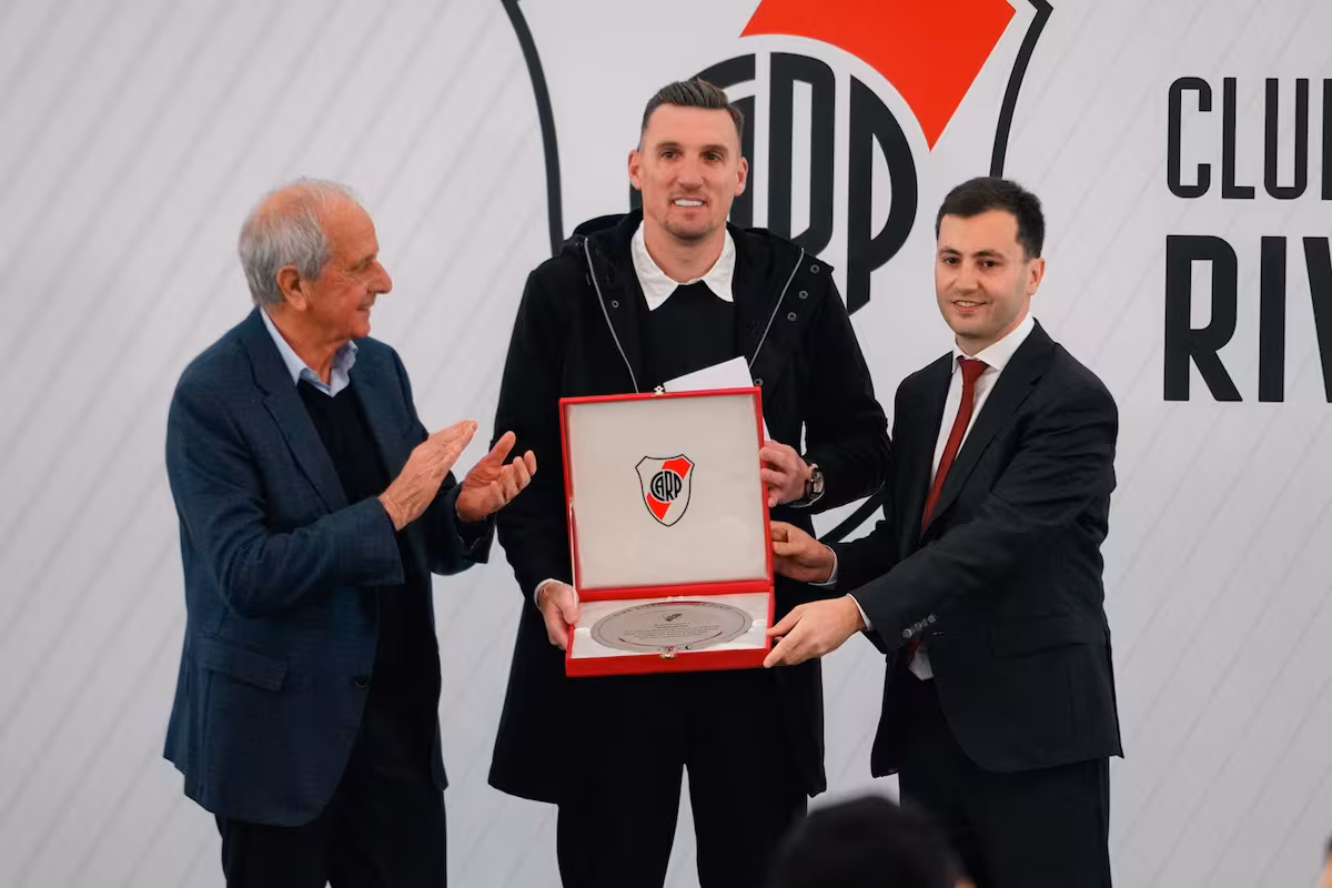 franco-armani-este-lunes-en-el-monumental-con-DM7NNJ4XIZGT7FQ2GYABGC32VQ.jpg