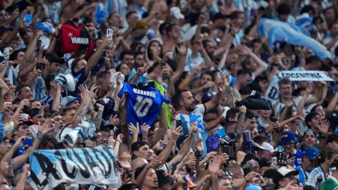 hinchas-argentinos-en-las-tribunas-2285728.jpg