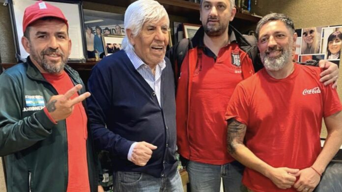 hugo-moyano-con-trabajadores-2285310.jpg