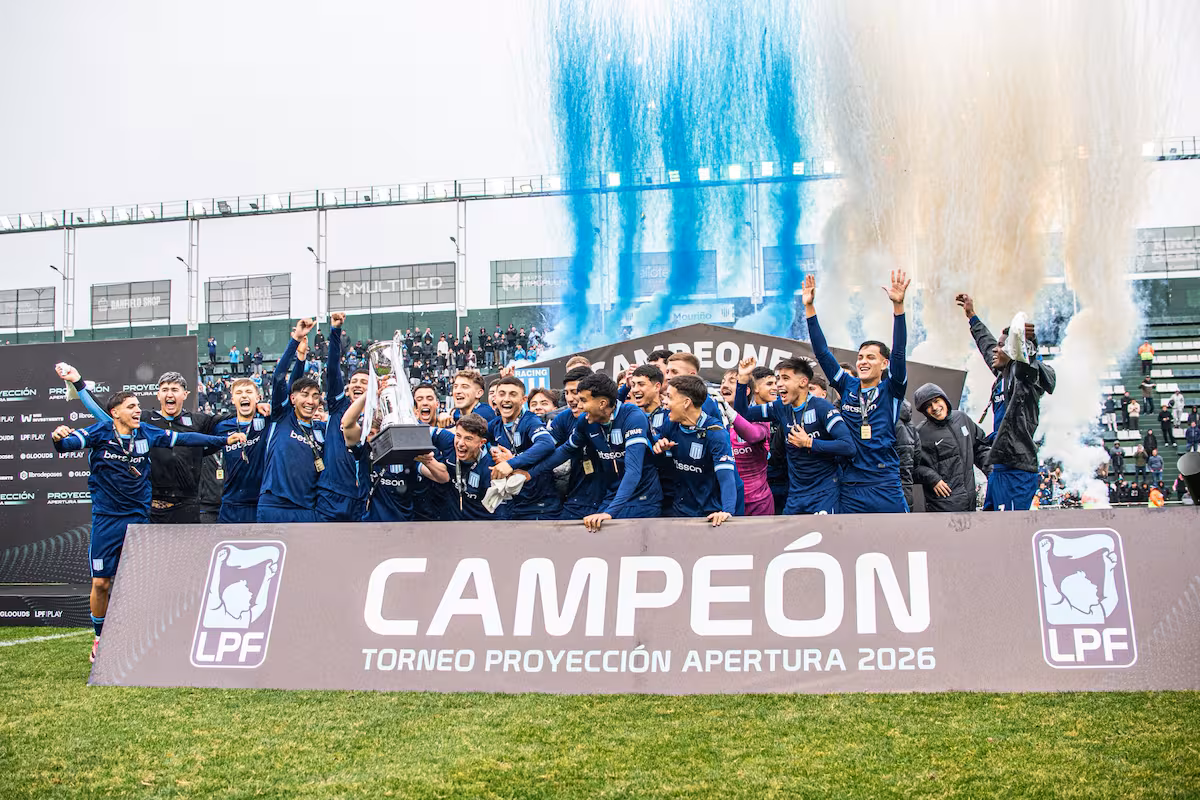 la-alegria-de-los-futbolistas-de-racing-despues-VNUBLQRDLFHZDHVAG7PSDKOMOM.jpg