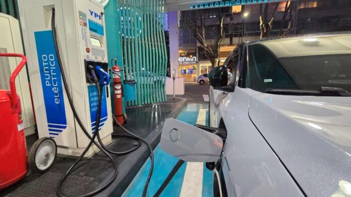 la-ciudad-habilita-puestos-de-cargas-para-autos-electricos-en-las-calles-30092025-2108728.jpg