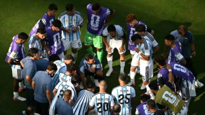 la-seleccion-argentina-junto-al-dt-lionel-scaloni-2287255.jpg