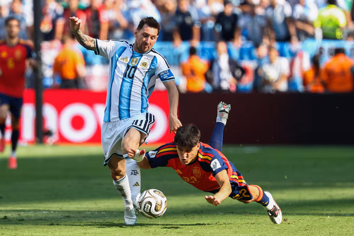 lionel-messi-y-pau-cubarsi-durante-la-final-del-SIQYKOHACBBADMMUBU66PAIEVU.jpg
